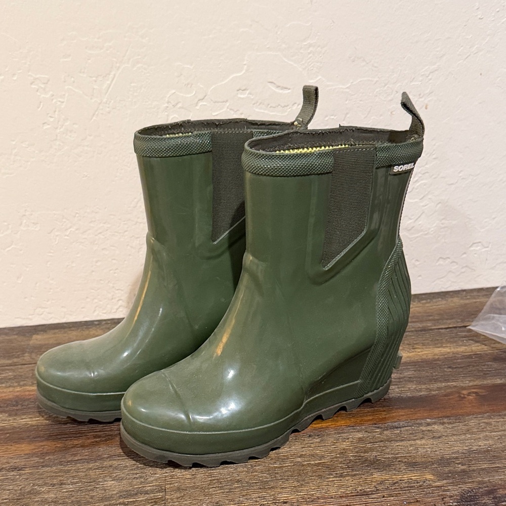 Sorel Olive Green Wedge Rain Boots - Picture 2 of 4